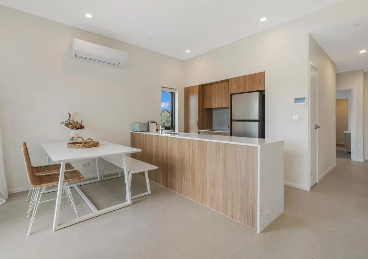 2 Bed, 2 Bath Ocean View Apt! Parking, 250M To Beach Gold Coast 0*,  Australië